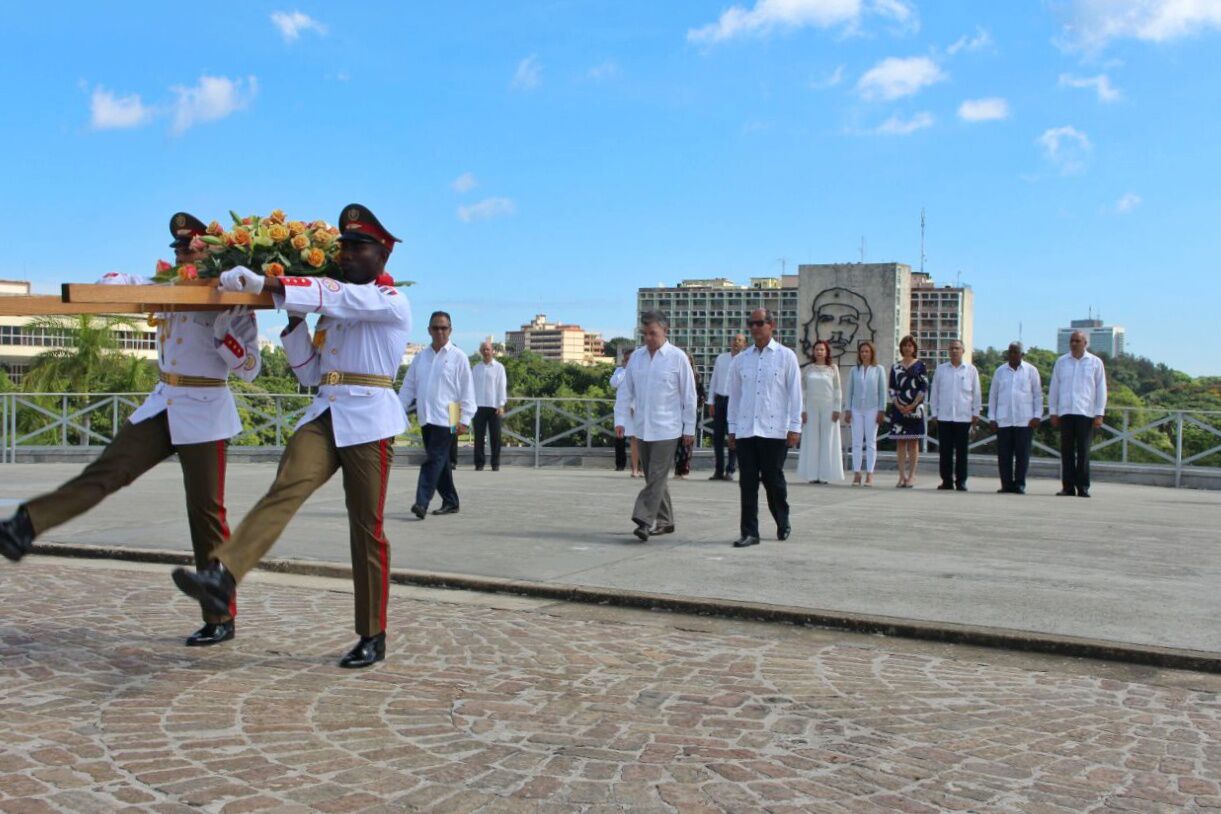 Presidente Juan Manuel Santos hizo ofrenda floral ante el monumento de José Martí; Canciller Holguín participó en la ceremonia