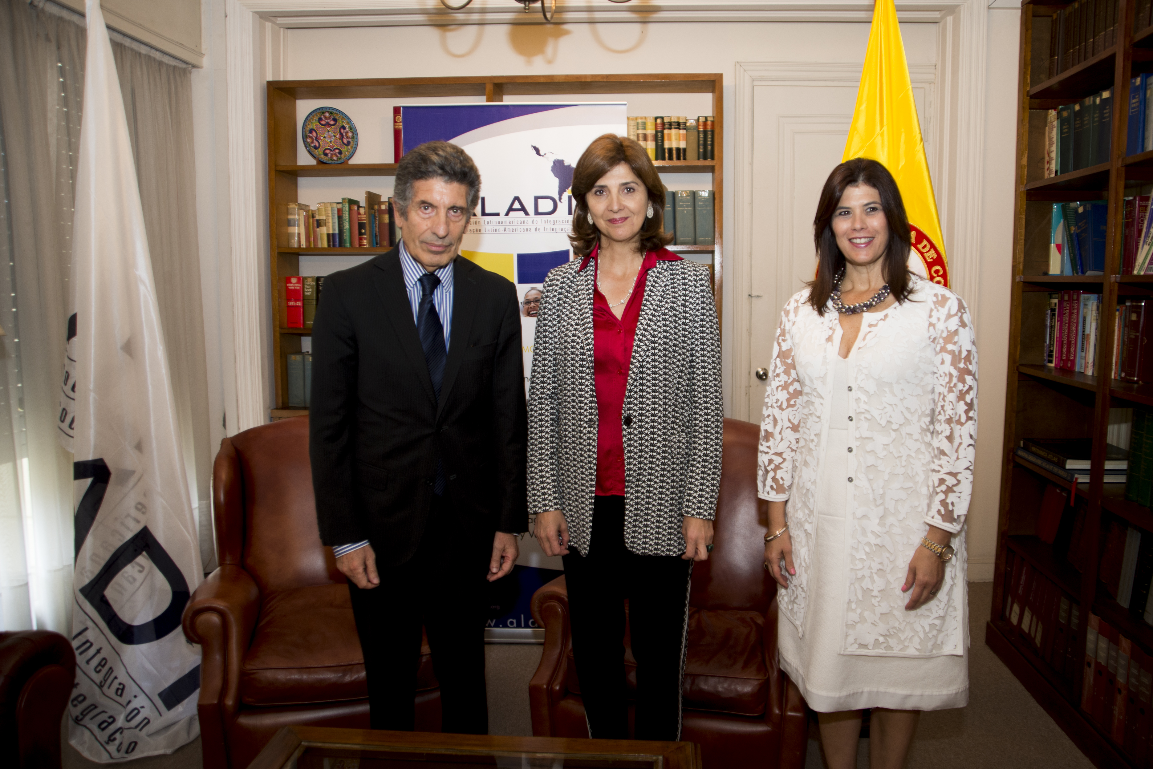 Canciller Holguín se reunió con el Secretario General de Aladi, Carlos Álvarez, en compañía de la Embajadora de Colombia en Uruguay, Natalia Abello