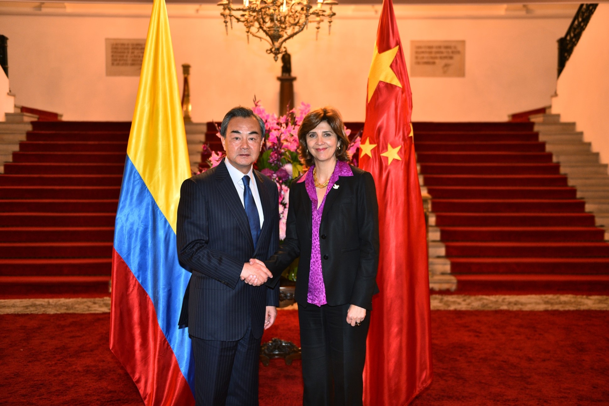 Al Palacio de San Carlos, sede del Ministerio de Relaciones Exteriores de Colombia, llegó el Canciller de China, Wang Yi; a su llegada fue recibido por la Canciller María Ángela Holguín.