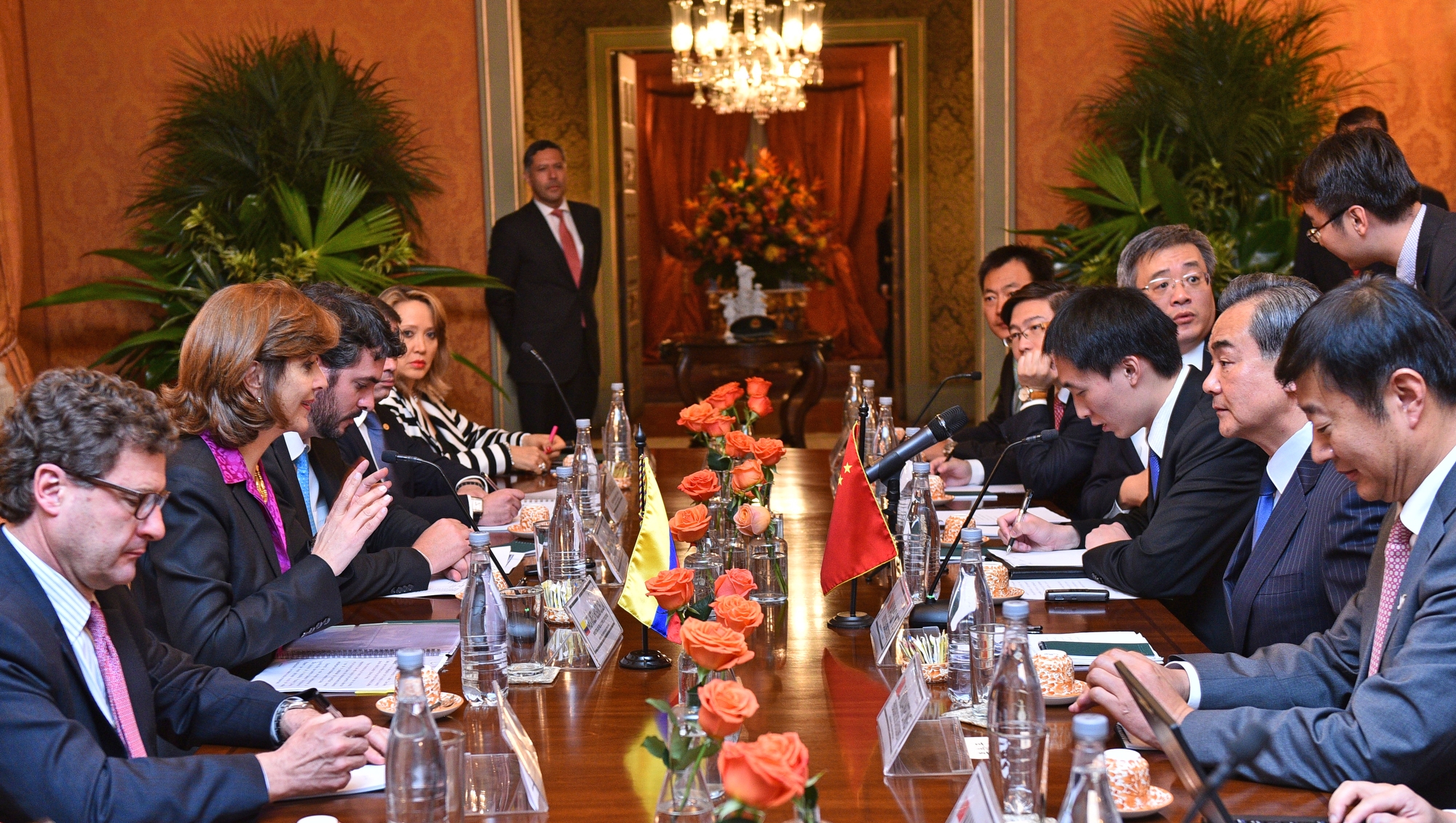 Infraestructura, comercio e inversión: principales temas de la reunión ampliada entre los Cancilleres de Colombia China