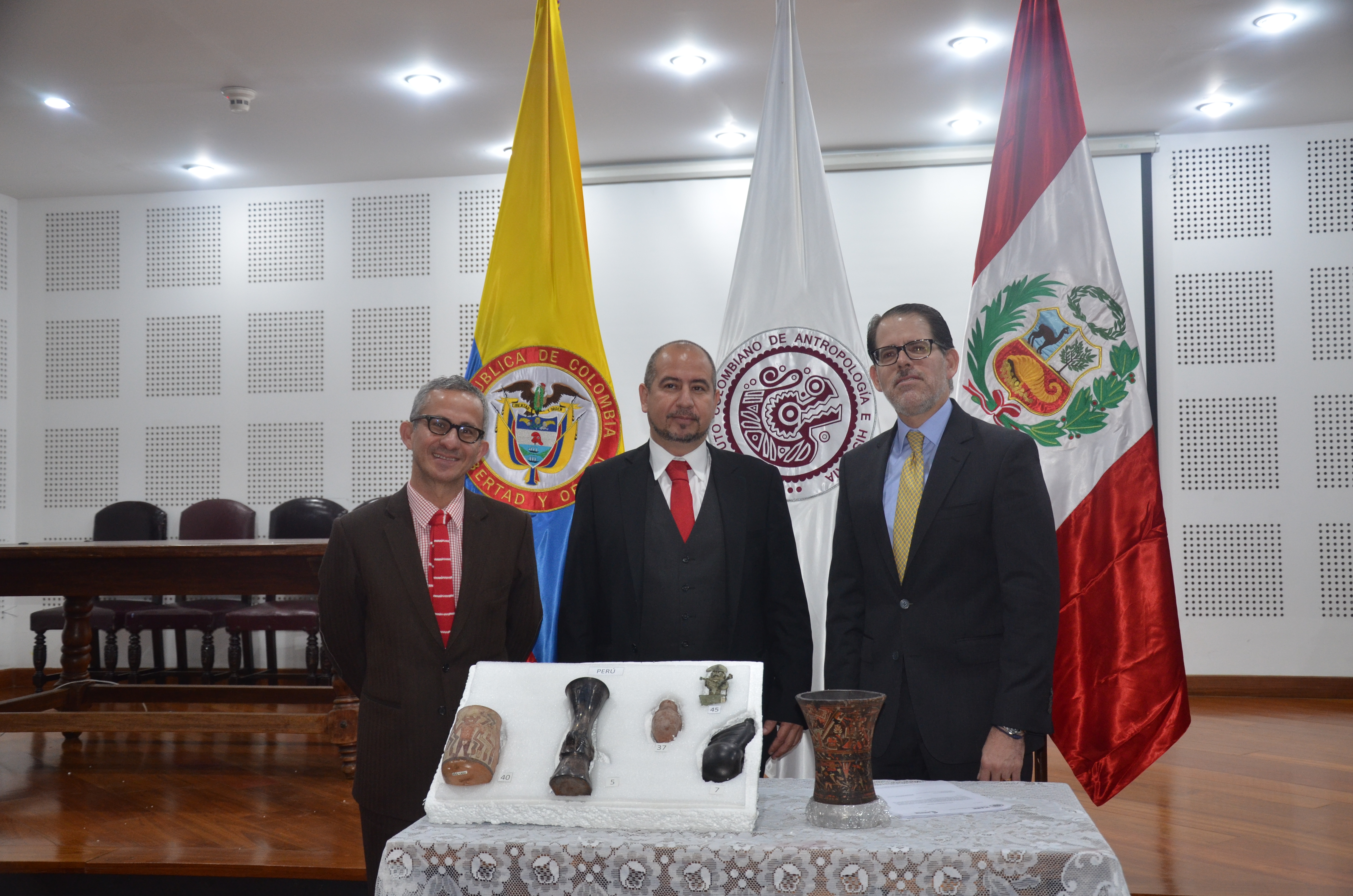 De izquierda a derecha: Luis Armando Soto Boutin, Director de Asuntos Culturales del Ministerio de Relaciones; Ernesto Montenegro Pérez, Director del ICANH e Ignacio Higueras Hare, Embajador del Perú en Colombia.