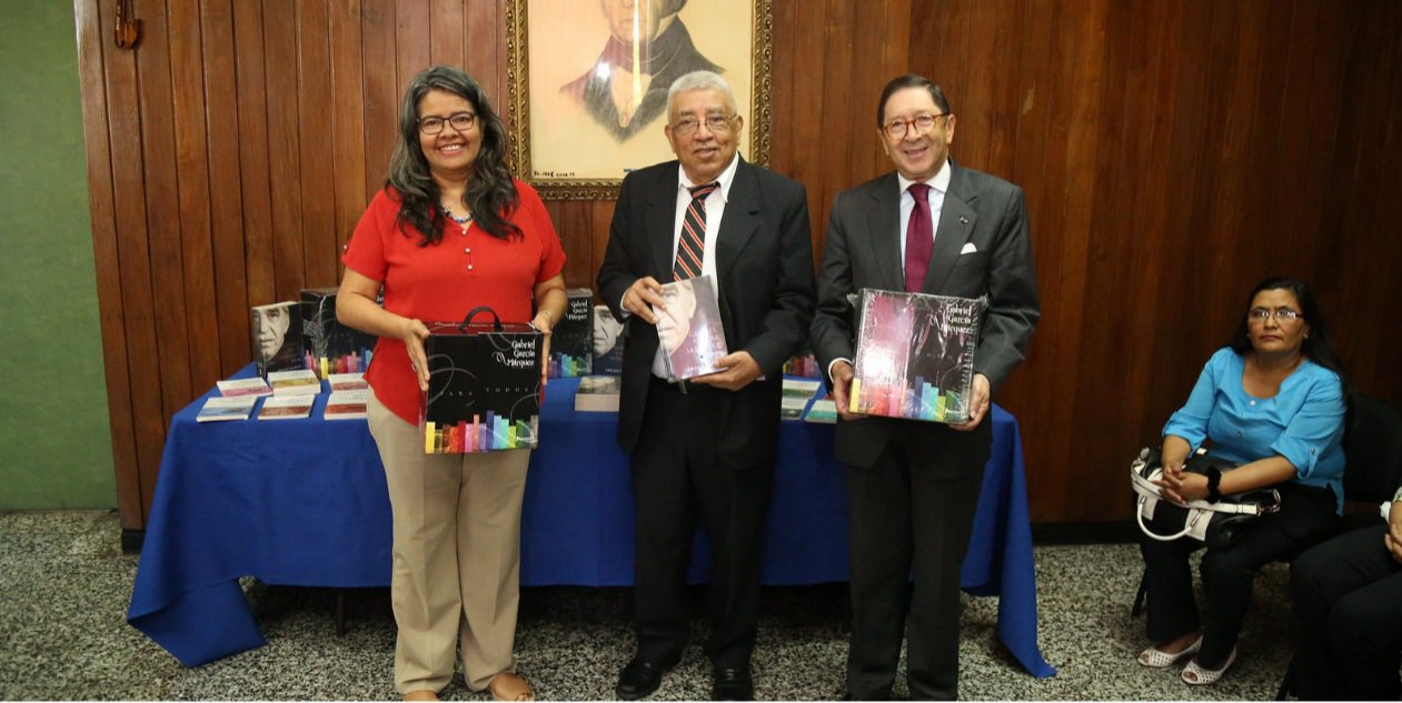 Embajador de Colombia hizo entrega de la colección Gabriel García Márquez Para Todos en El Salvador