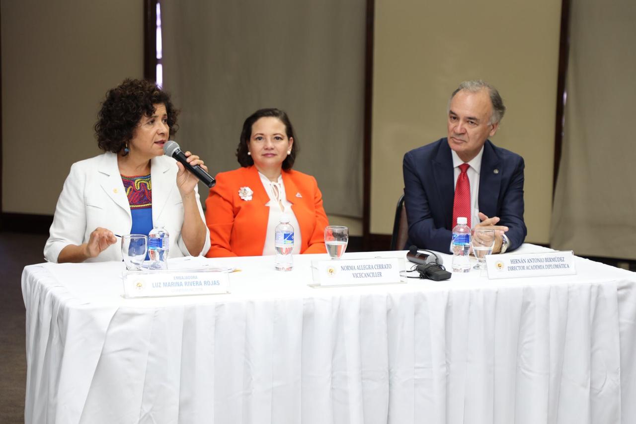 La foto de la Embajadora Luz Marina Rivera dictó charla sobre Economía Naranja en la Academia Diplomática de Honduras