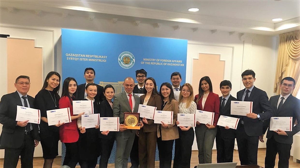 Se realizó la clausura del curso de español para servidores de Kazajistán