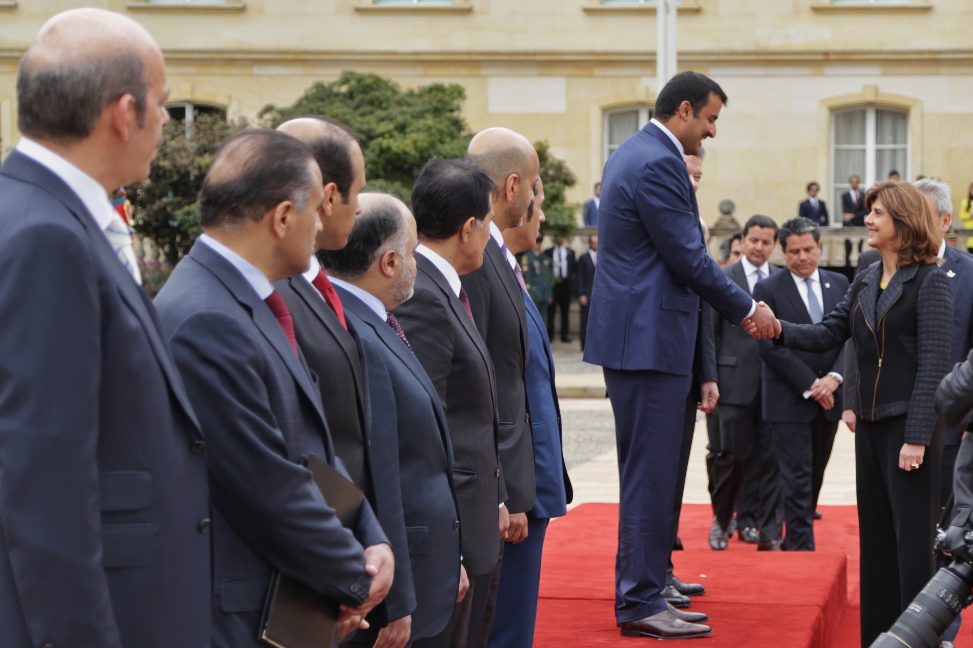 La Ministra de Relaciones Exteriores, María Ángela Holguín, acompañó al Presidente de la República, Juan Manuel Santos en los honores militares con los que fue recibido en Casa de Nariño el Emir de Qatar, Su Alteza, el Jeque Tamim Bin Hamad Al Thani