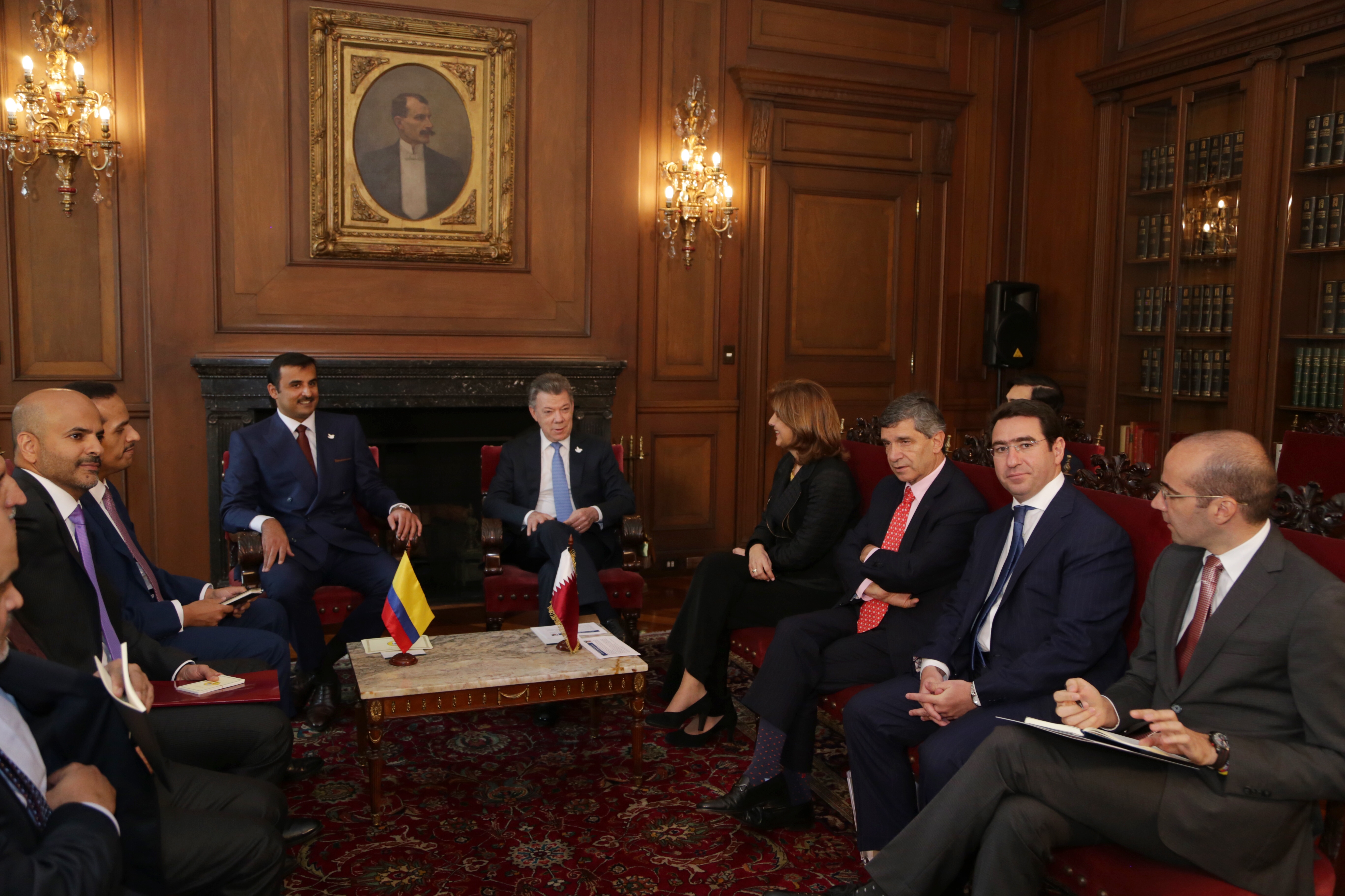 Canciller Holguín acompañó al Presidente Santos en reunión privada con Emir de Qatar