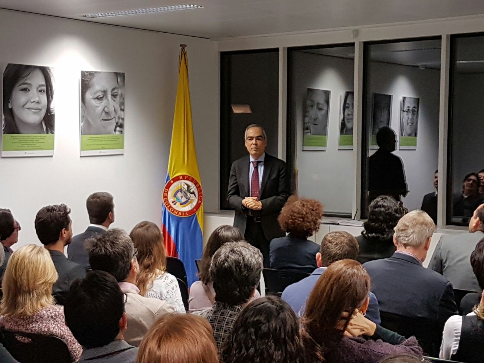inauguración de la exposición fotográfica "Los Rostros del Perdón" en el Consulado de Colombia