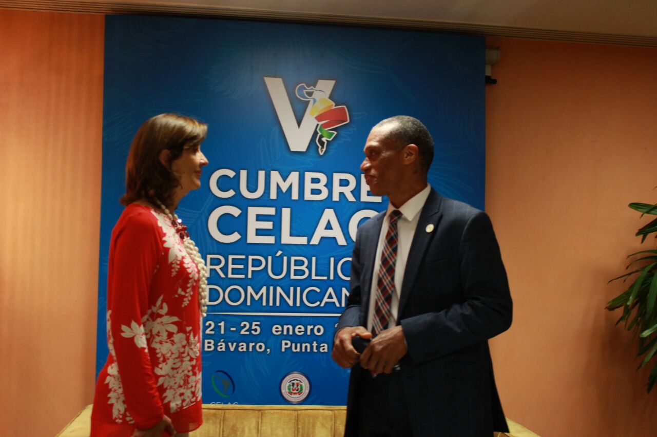 La Ministra de Relaciones Exteriores, María Ángela Holguín, sostuvo una reunión bilateral con su homólogo de Trinidad y Tobago, Dennis Moisés, en el marco de la V Cumbre de la Comunidad de Estados Latinoamericanos y Caribeños (Celac), que se inició este martes.
