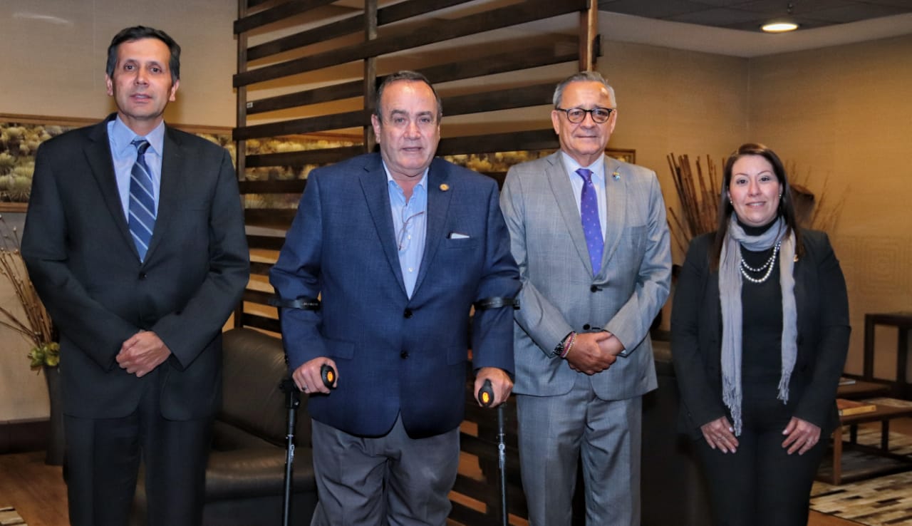El Director de América de la Cancillería, Embajador Francisco Echeverri Lara, recibió en Bogotá al Presidente Electo de Guatemala, Alejandro Giammattei Falla