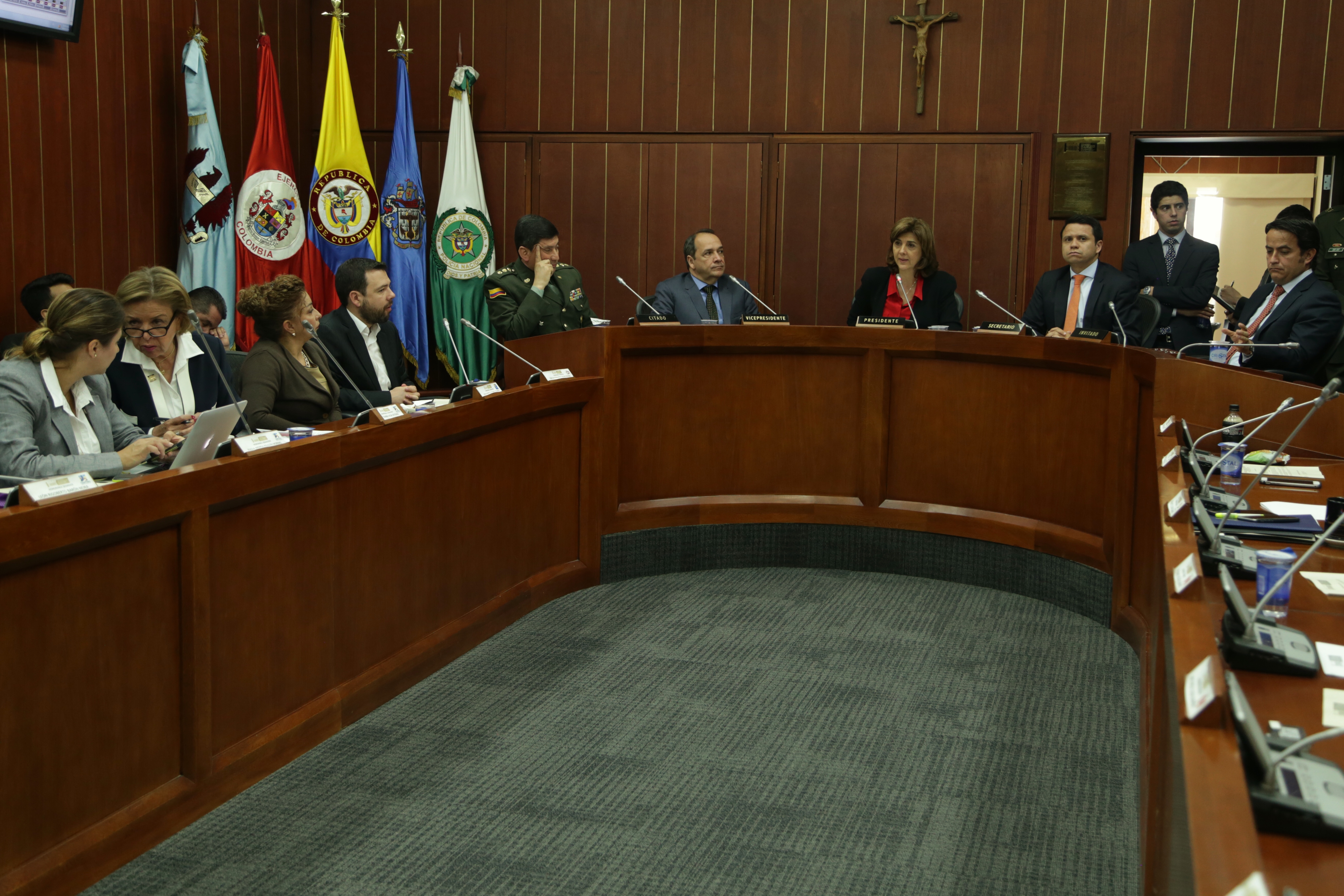 Canciller Holguín asistió a debate en la Comisión Segunda del Senado
