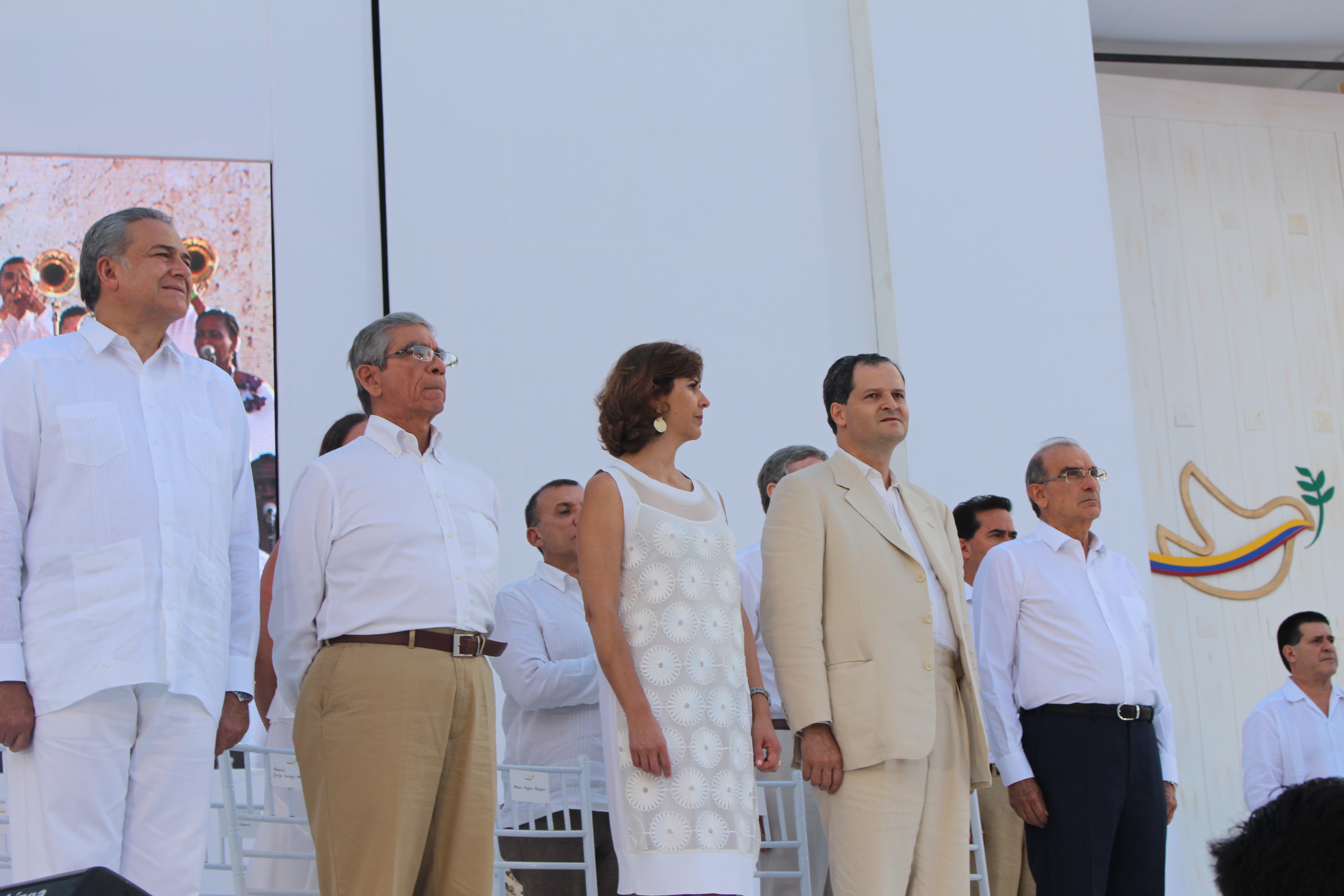 Equipo Negociador del proceso de paz en La Habana fue aplaudido por todos los asistentes a la ceremonia de la firma de la paz