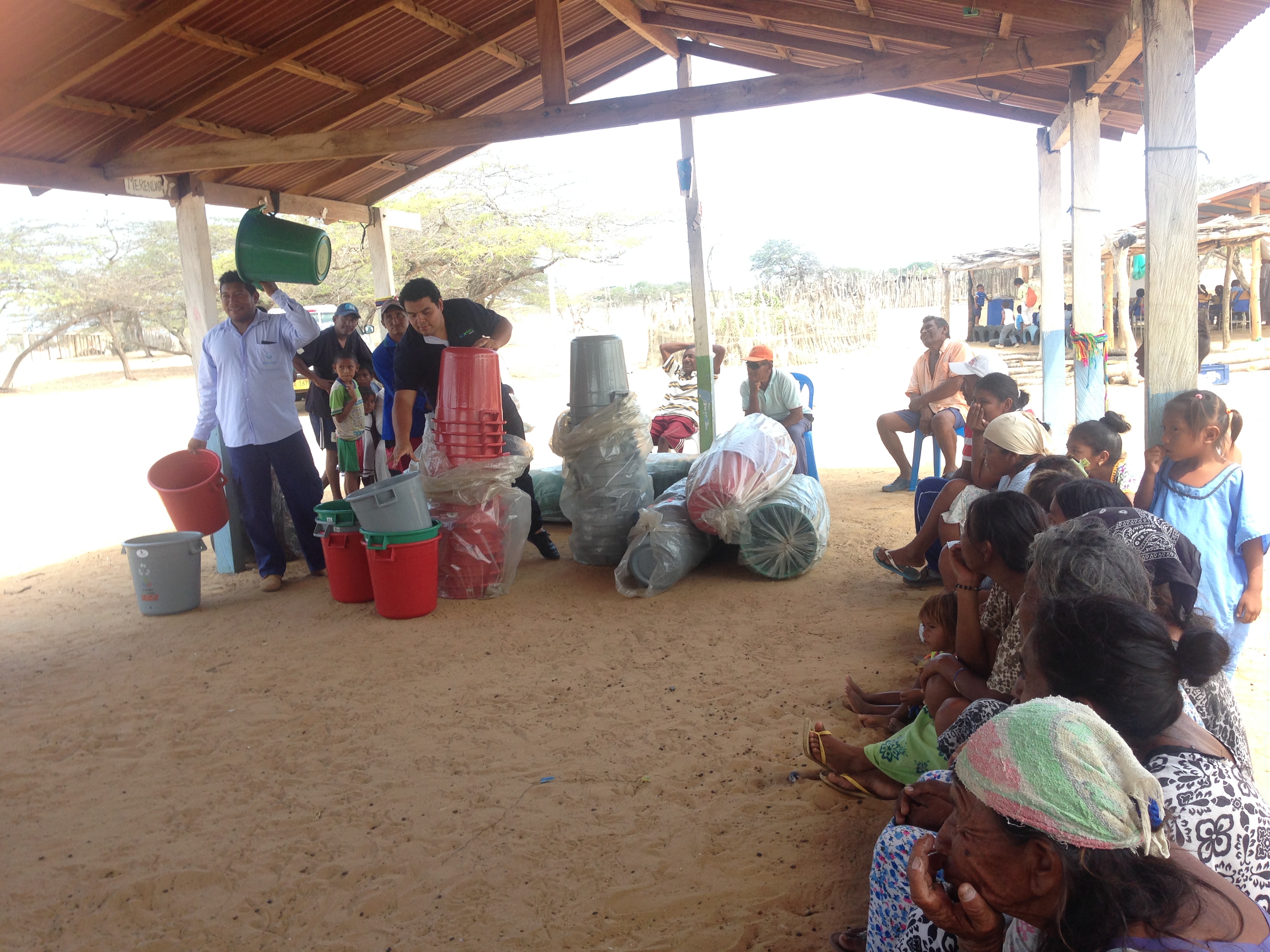 Plan Fronteras para la Prosperidad de la Cancillería y la fundación Ecosfera entregaron a la comunidad Wuayúu-Playa kits para separación de residuos en los hogares 