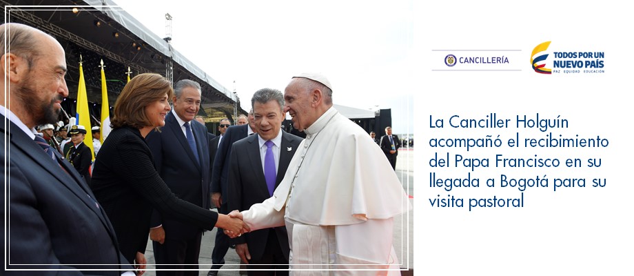 La Canciller Holguín acompañó el recibimiento del Papa Francisco en su llegada a Bogotá para su visita 