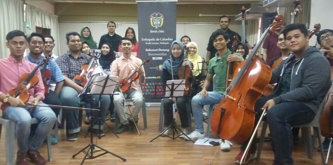 La Embajada de Colombia en Malasia organizó talleres de música clásica dictados por el director colombiano Juan Montoya
