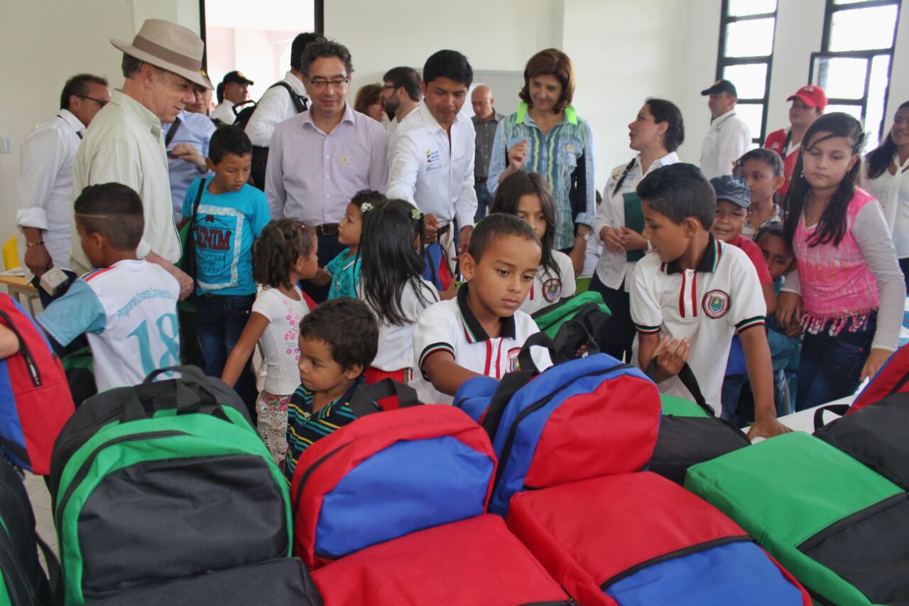 Nuevo colegio en Orejón reemplaza a las instalaciones antiguas que estuvieron a punto de colapsar y en la que estudiaban todos los niños juntos en un mismo salón