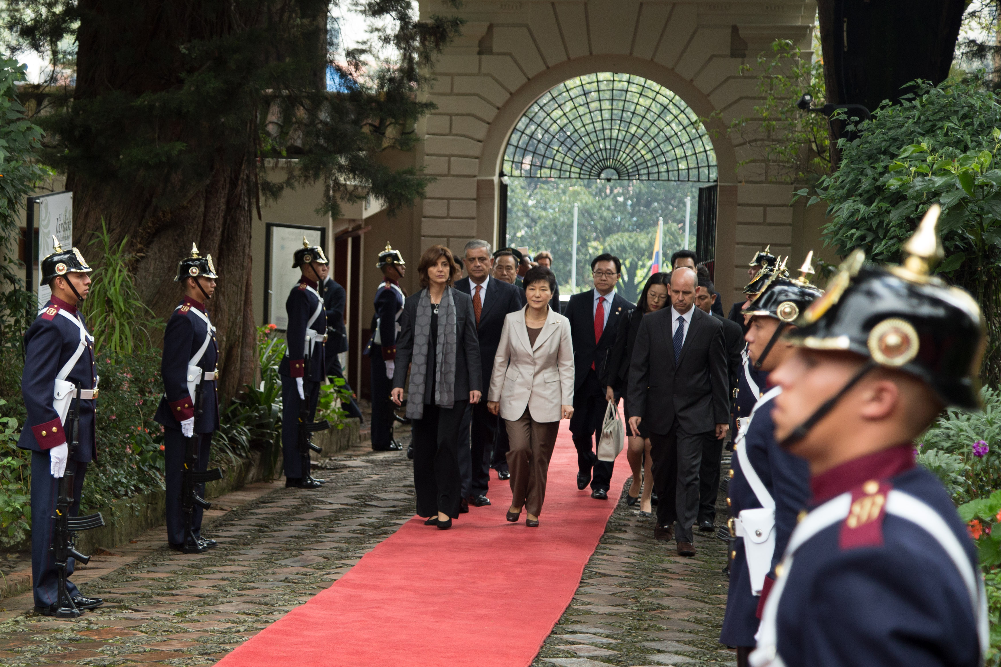 Canciller María Ángela Holguín Cuellar y Su Excelencia Park Geun-Hye hacen el ingreso al museo ‘Casa Quinta de Bolívar’, en Bogotá.