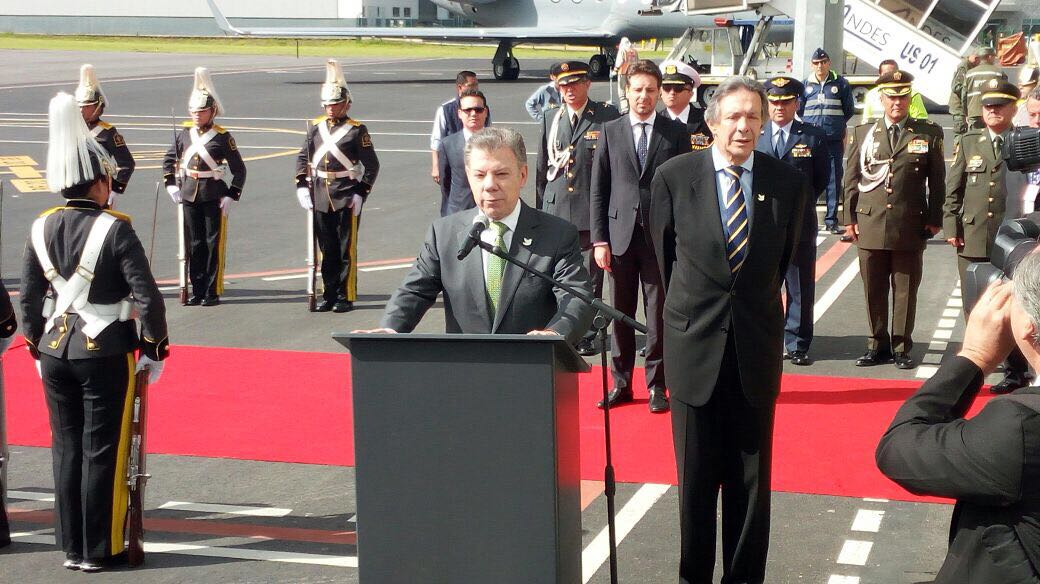 Presidente Juan Manuel Santos llegó a Ecuador para asistir, junto a la Canciller María Ángela Holguín, a la ceremonia de investidura presidencial de Lenín Moreno