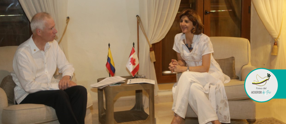 La Ministra de Relaciones Exteriores, María Ángela Holguín, sostuvo una reunión bilateral con su homólogo de Canadá, Stéphane Dion, quien se encuentra en Cartagena para representar a su país en la  firma del Acuerdo final entre el Gobierno de Colombia y las Fuerzas Armadas Revolucionarias de Colombia (FARC)