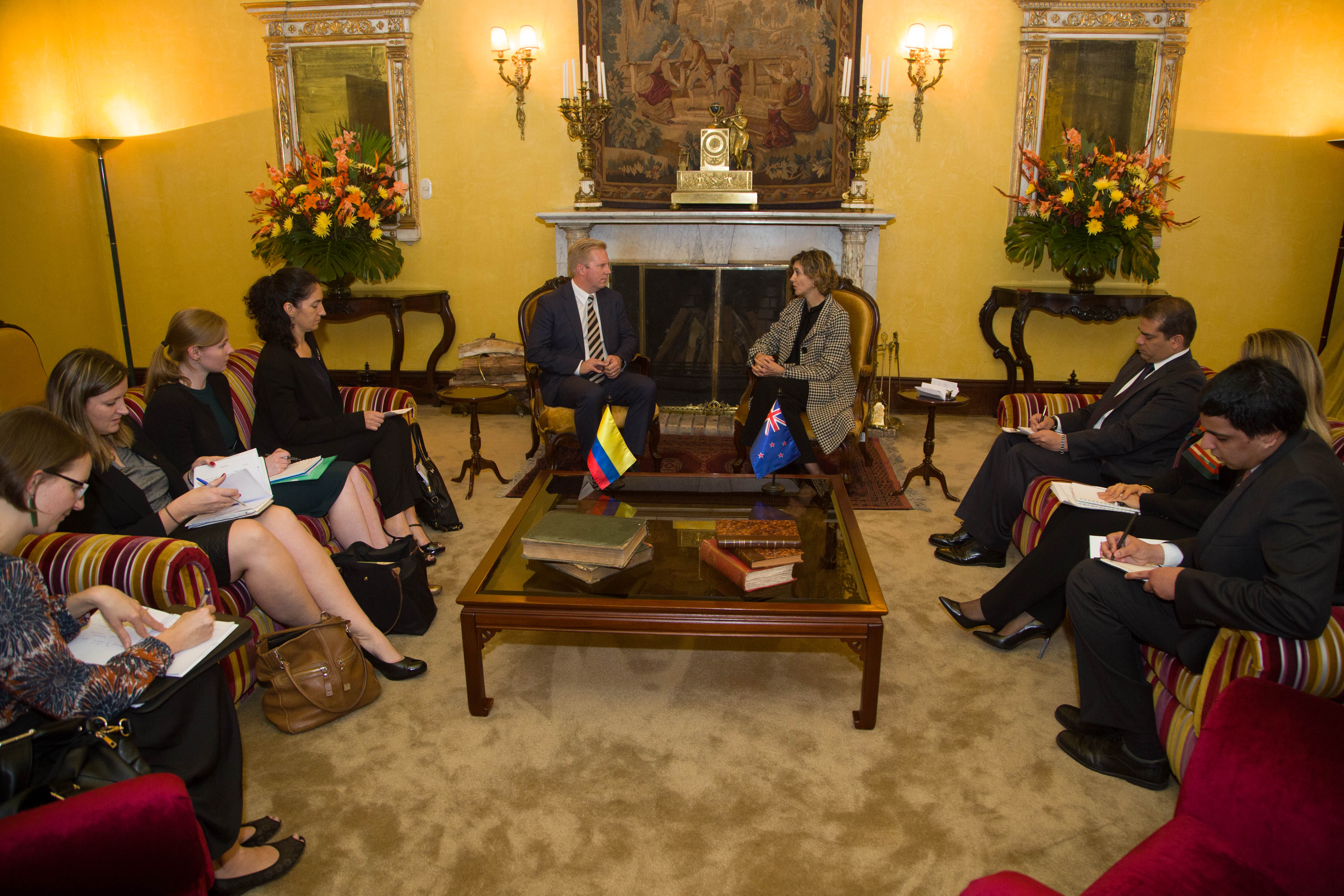 Viceministra de Relaciones Exteriores y Ministro de Comercio y Ministro Adjunto de Relaciones Exteriores de Nueva Zelanda, Todd McClay, se reunieron en Bogotá