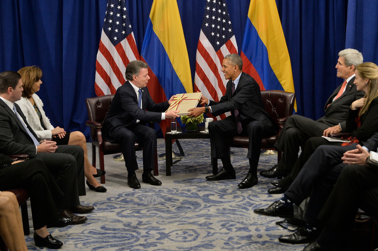 El Presidente Juan Manuel Santos le entregó a su homólogo de Estados Unidos, Barack Obama, este miércoles en Nueva York, el Acuerdo Final para la Terminación del Conflicto y la Construcción de una Paz Estable y Duradera