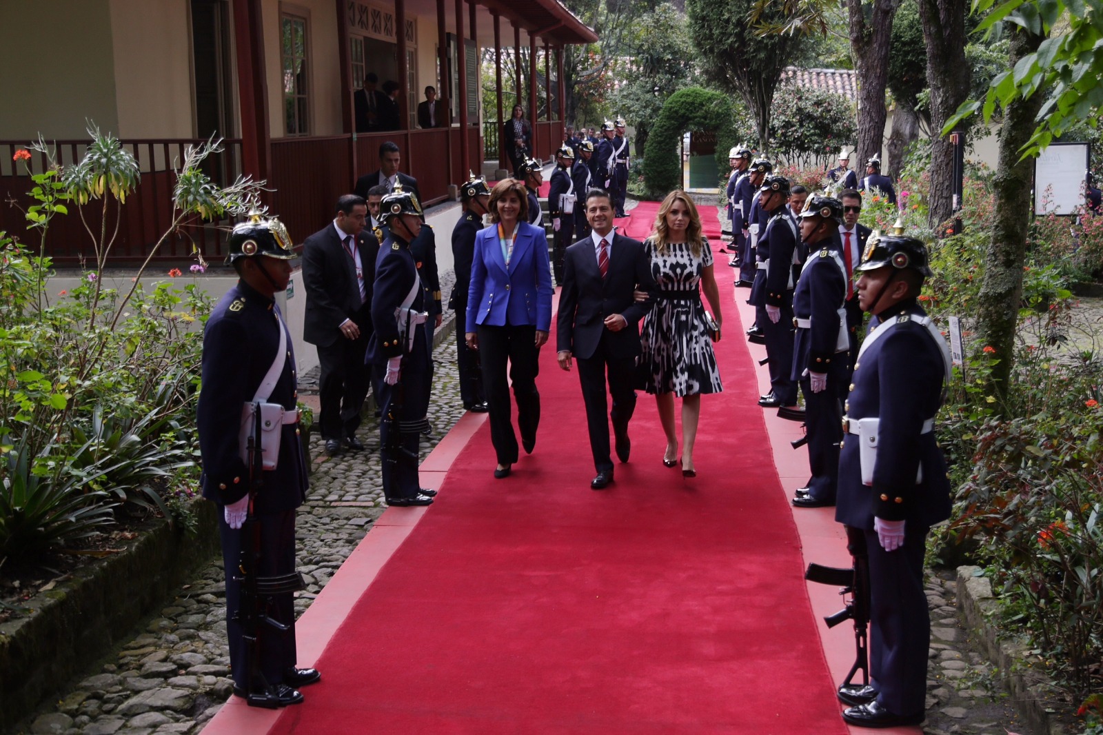 El Jefe de Estado de México, Enrique Peña Nieto, depositó una ofrenda floral en la Quinta de Bolívar, en compañía de su esposa, Angélica Rivera Hurtado, y la Ministra de Relaciones Exteriores María Ángela Holguín