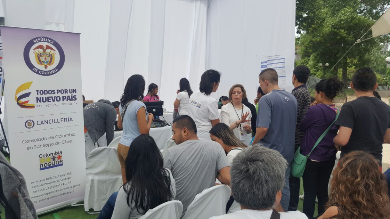 Colombianos residentes en Santiago de Chile realizaron trámites consulares durante el Consulado Móvil, en el parque Bustamante de la Comuna de Providencia