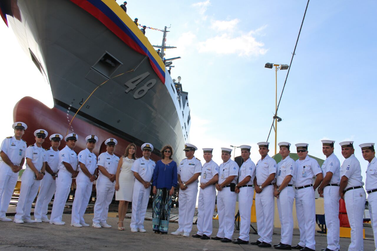 Canciller Holguín saludó a la tripulación del 'ARC Santander' al término de ceremonia de bautizo del Buque