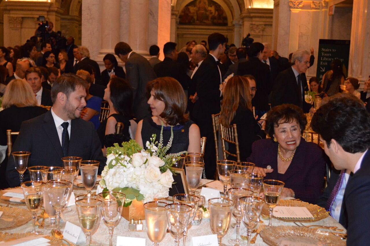 Canciller María Ángela Holguín y el Representante a la Cámara de los Estados Unidos, Rubén Gallego, dialogaron durante la cena ofrecida por el centro de pensamiento Atlantic Council