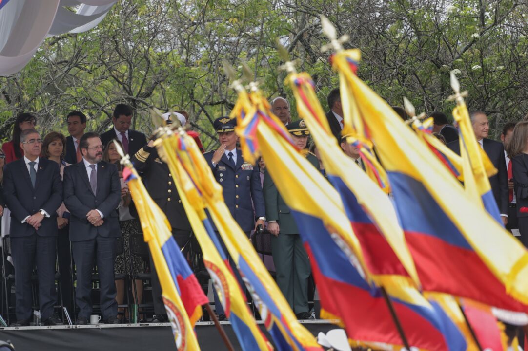Canciller Holguín participó en el desfile militar en conmemoración al Día de la Independencia