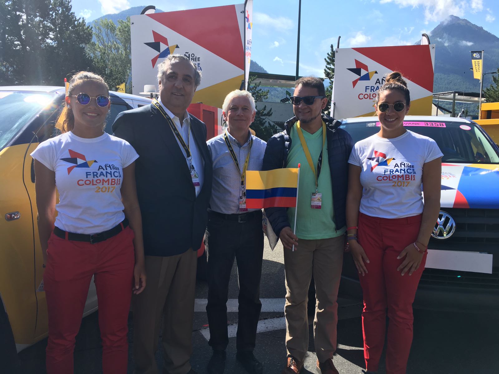 Embajador Federico Renjifo asistió al homenaje que rindió el Tour de Francia a Colombia en conmemoración del Día de la Independencia Nacional