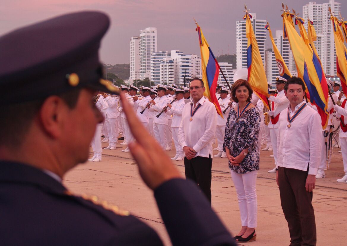 Canciller Holguín fue condecorada por la Armada Nacional en el marco de su aniversario 194