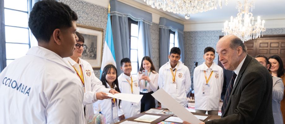 El Ministro de Relaciones Exteriores y Paz, Álvaro Leyva Durán, despidió a los siete jóvenes nariñenses que viajan a Argentina a un intercambio cultural en ilustración