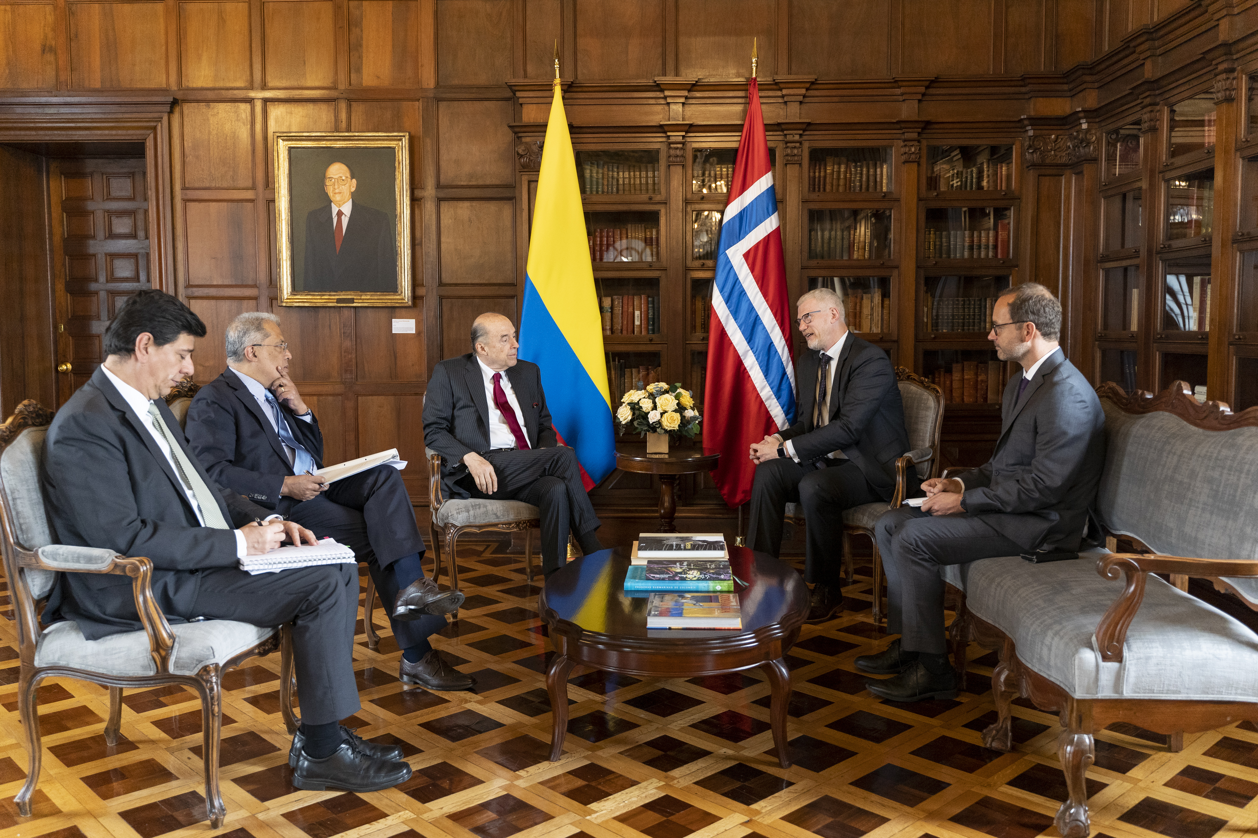Nuevo embajador de Noruega en Colombia presentó copias de cartas credenciales ante el Ministro Leyva Durán