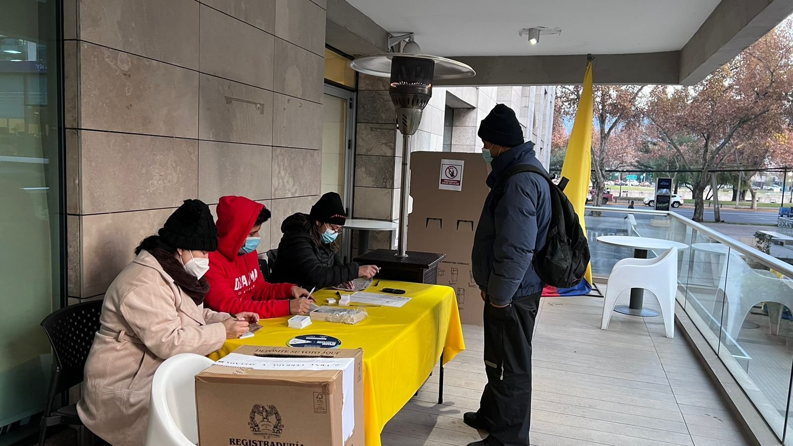 Colombianos en el exterior participan en la segunda vuelta de las elecciones presidenciales 