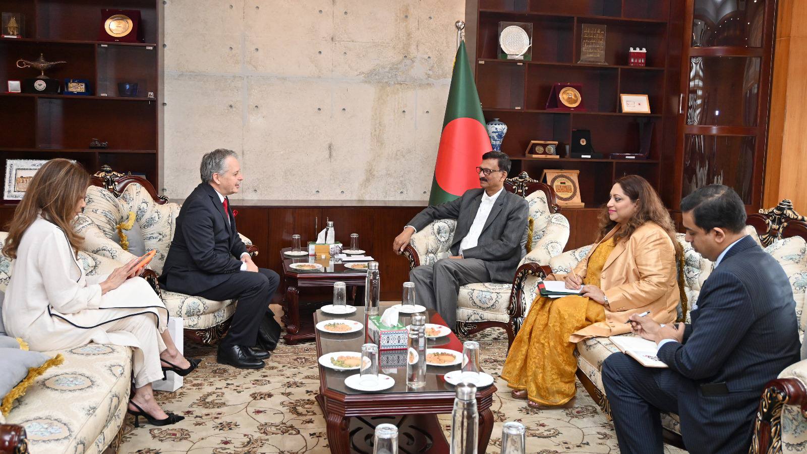 Encuentro del Embajador Víctor H. Echeverri J con  Su Excelencia Md. Touhid Hossain, Ministro de Relaciones Exteriores (Advisor of Foreign Affairs) y su equipo. 