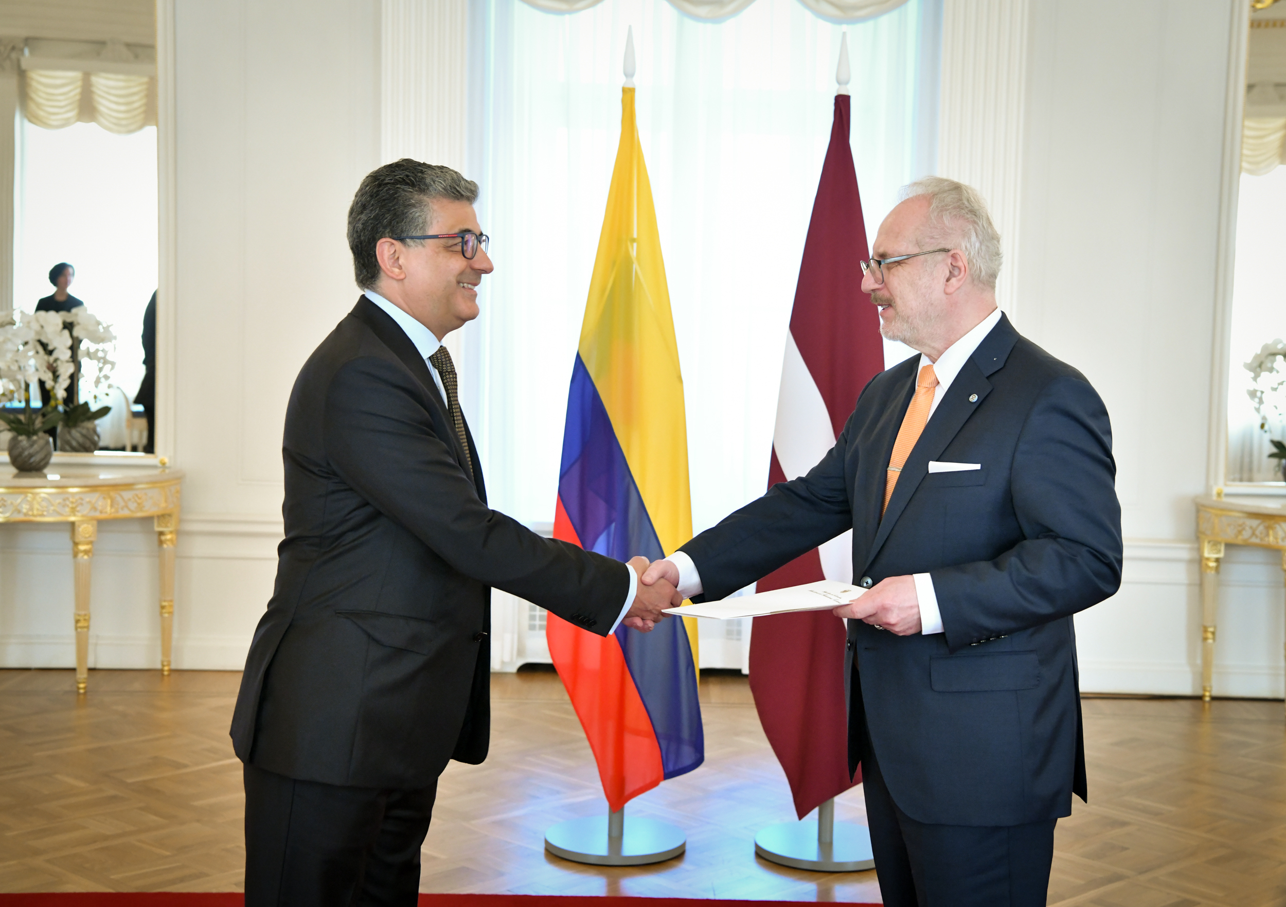 Embajador de Colombia Assad Jater presenta sus cartas credenciales ante el Jefe de Estado de Letonia