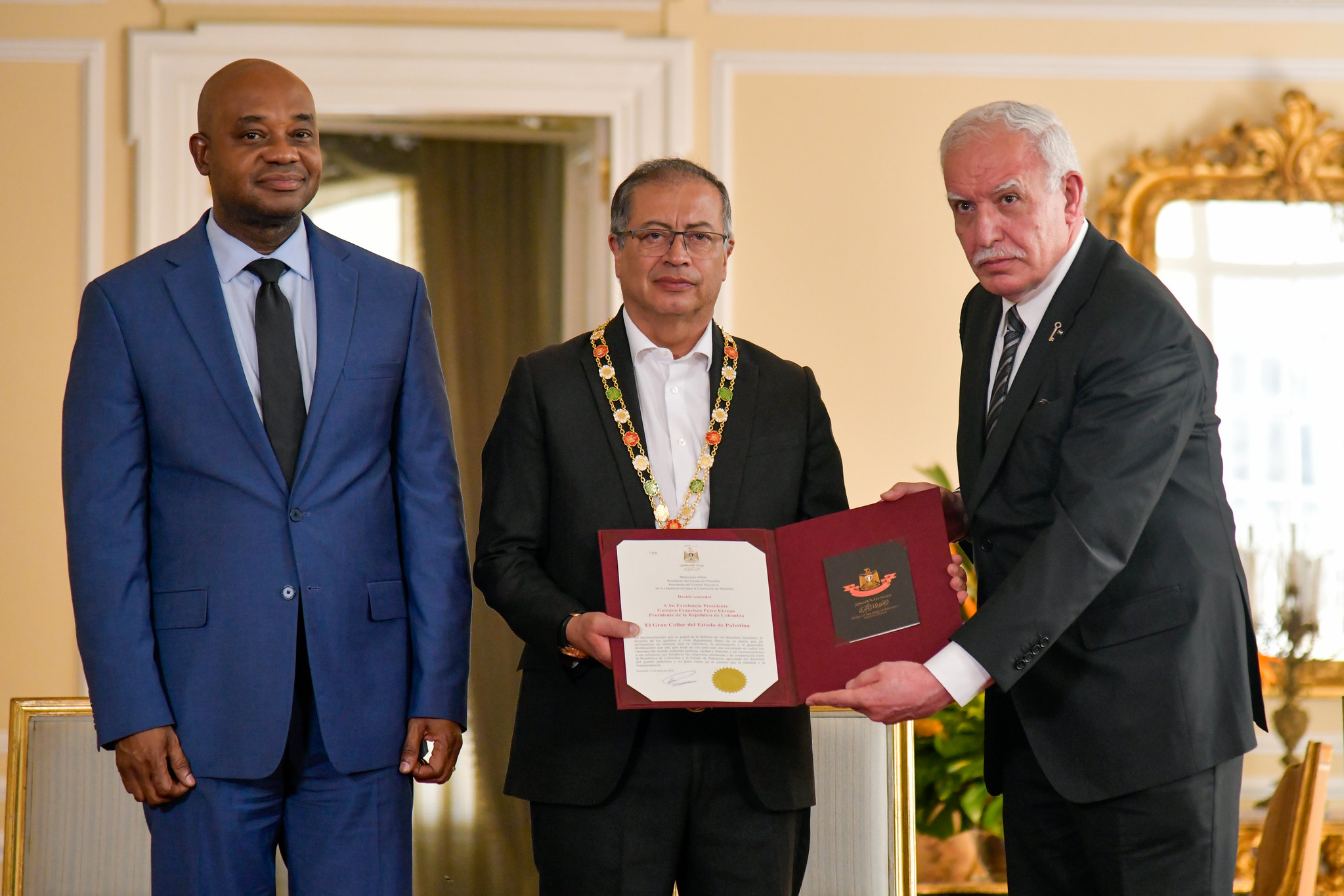 Canciller Luis Gilberto Murillo asistió a la condecoración con el Gran Collar del Estado de Palestina que recibió el Presidente Gustavo Petro Urrego