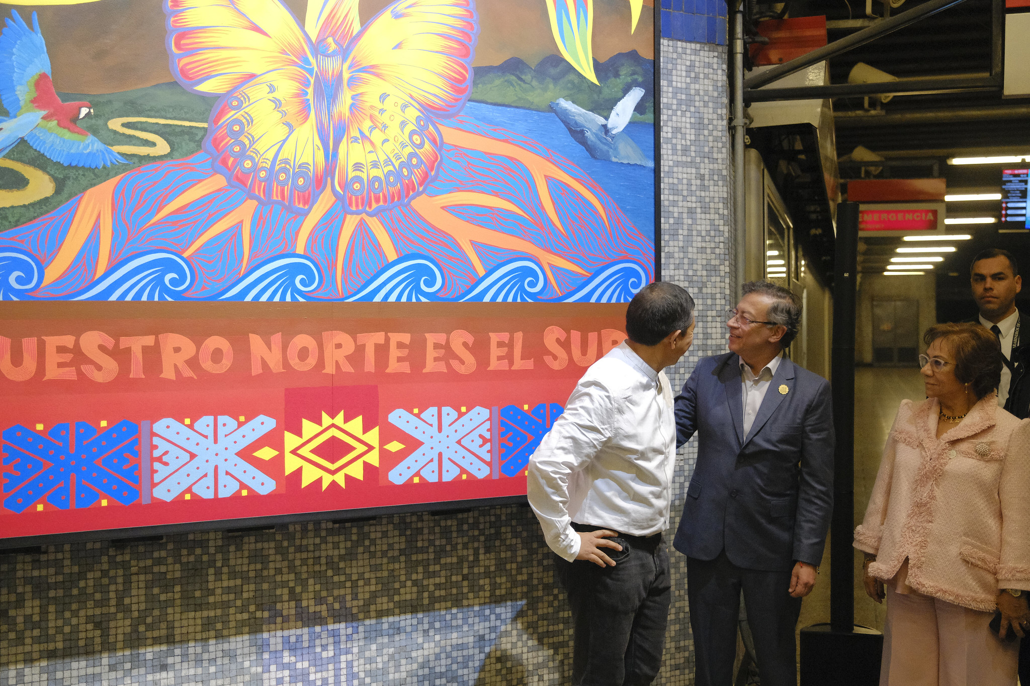 Canciller (e) Rosa Yolanda Villavicencio Mapy y el Presidente Gustavo Petro asisten a la inauguración del mural 'Nuestro norte es el sur' en el Metro de Santiago de Chile