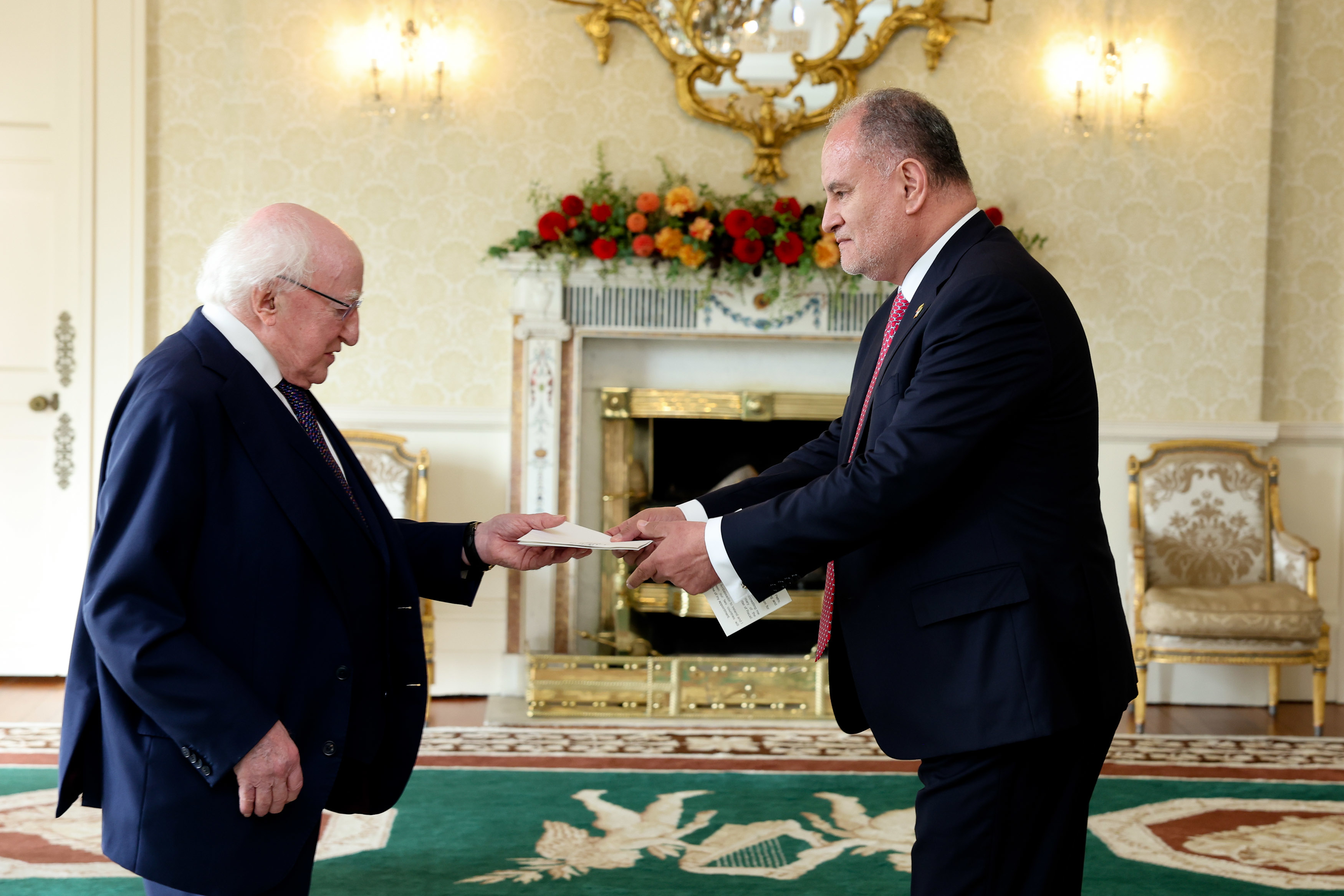 El embajador Miguel Camilo Ruiz Blanco presentó credenciales al presidente de Irlanda, Michael D. Higgins