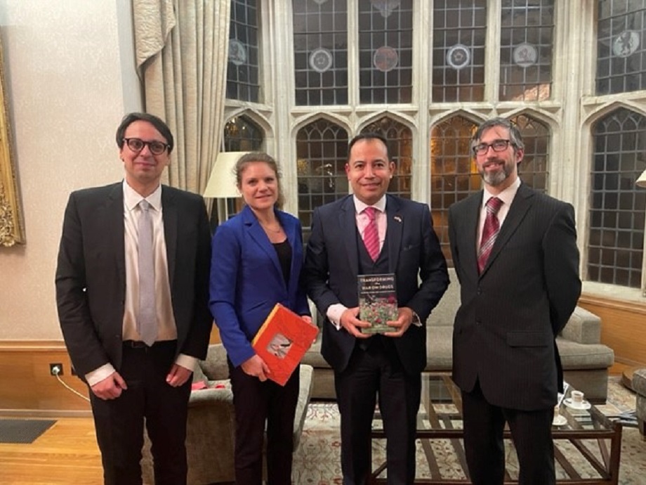 Embajada en Colombia ante el Reino Unido da palabras de apertura del foro virtual “Paz y Seguridad en los territorios marginalizados en Colombia” de la Universidad de Oxford