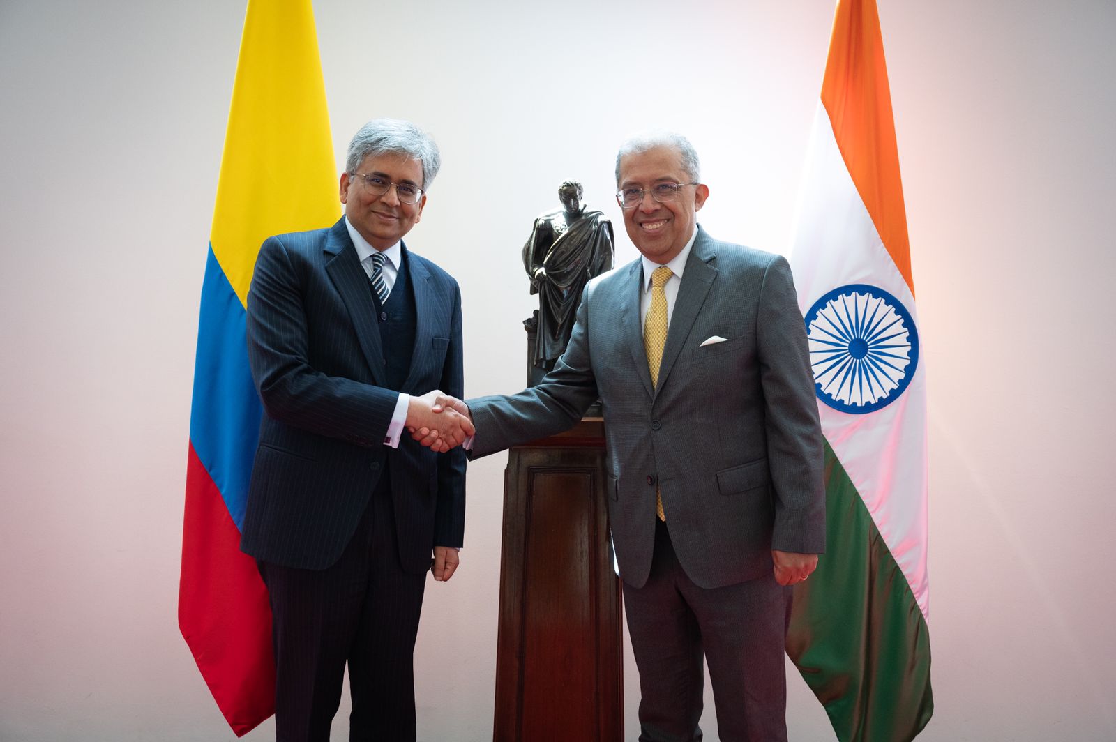 Canciller encargado, Francisco Coy recibió al Secretario para el hemisferio oriental del Ministerio de Asuntos Exteriores de la India