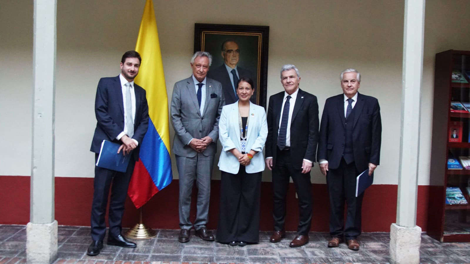 En la foto aparecen Lena Estrada Añokazi, directora de la Academia Diplomática, y Mario Verón Guerra, nuevo embajador de Argentina en Colombia, junto con otros representantes de ambos países.