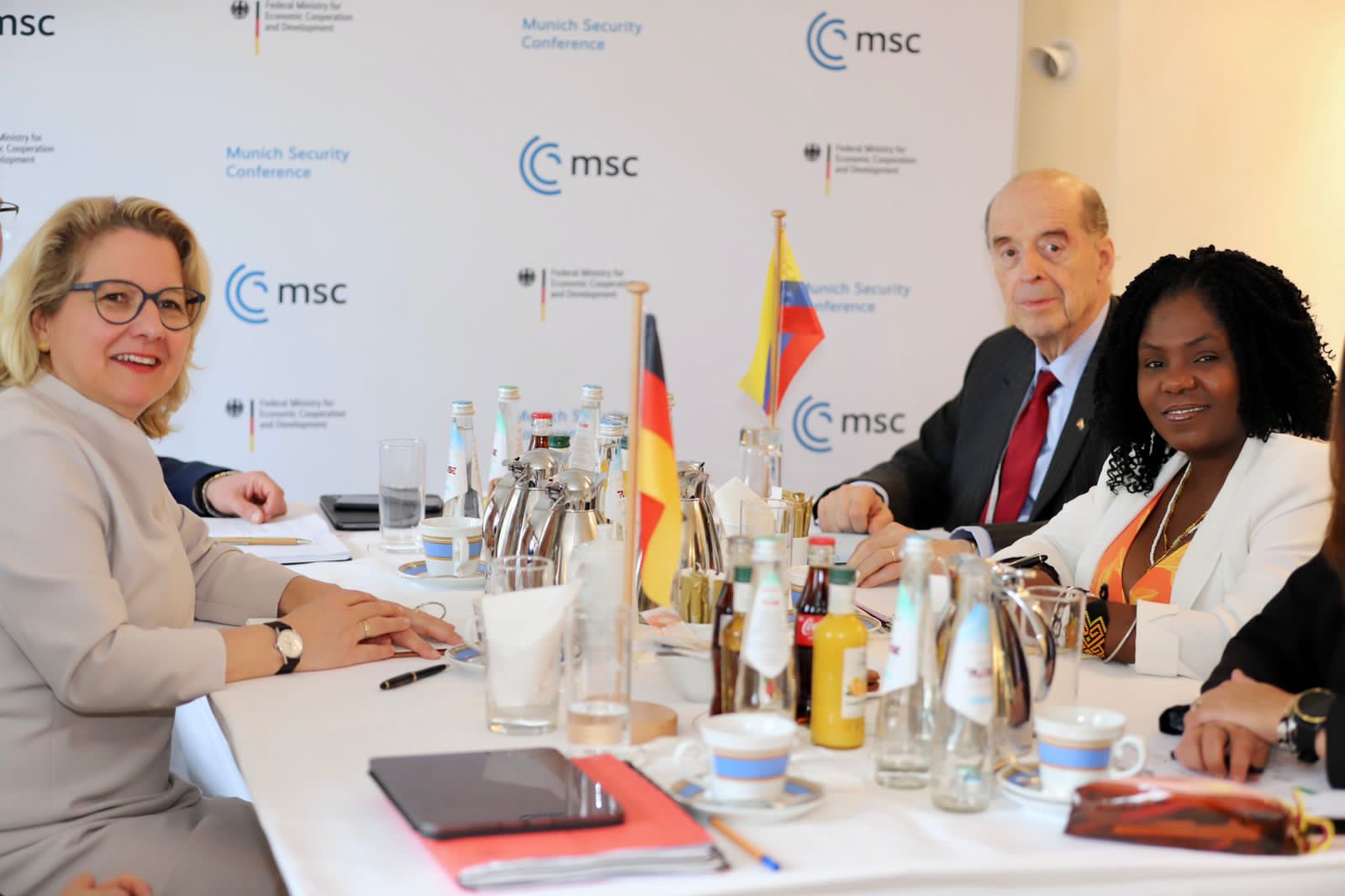 Desde Múnich, Canciller Leyva gestiona apoyo de Alemania en tema de agua potable para Colombia