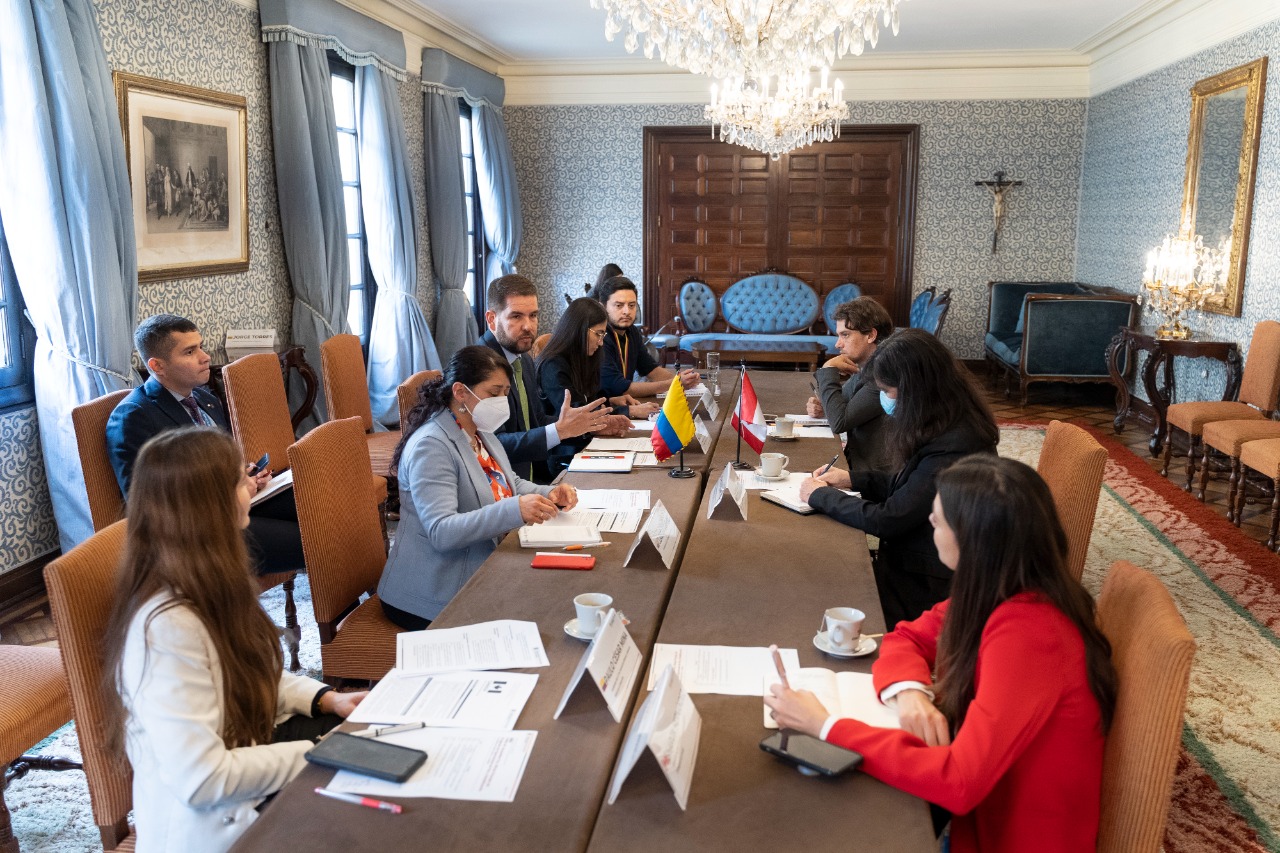 En Cancillería se recibió a la Oficial Principal del Programa de Operaciones y Estabilización de Canadá, Jacqueline Fox