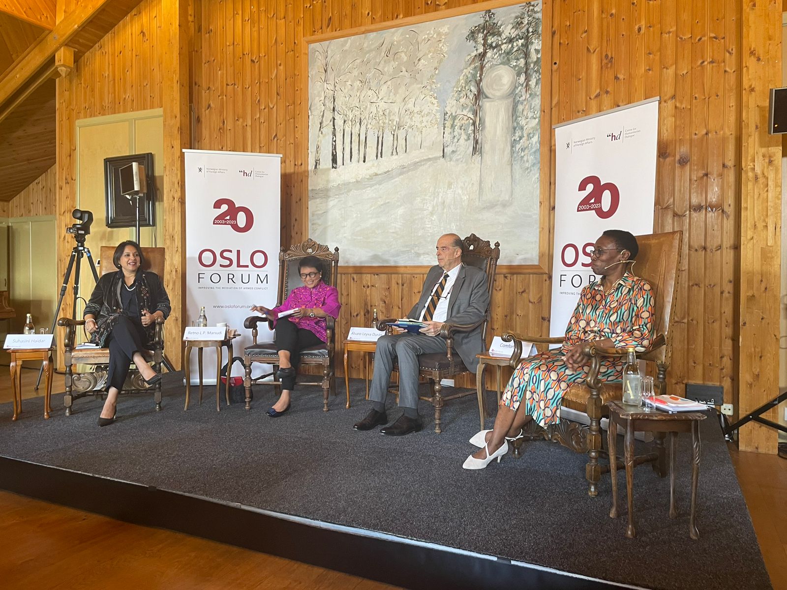 En foro de Oslo, Canciller Álvaro Leyva presentó la política de Paz Total del Presidente Petro, “más allá de las fronteras”
