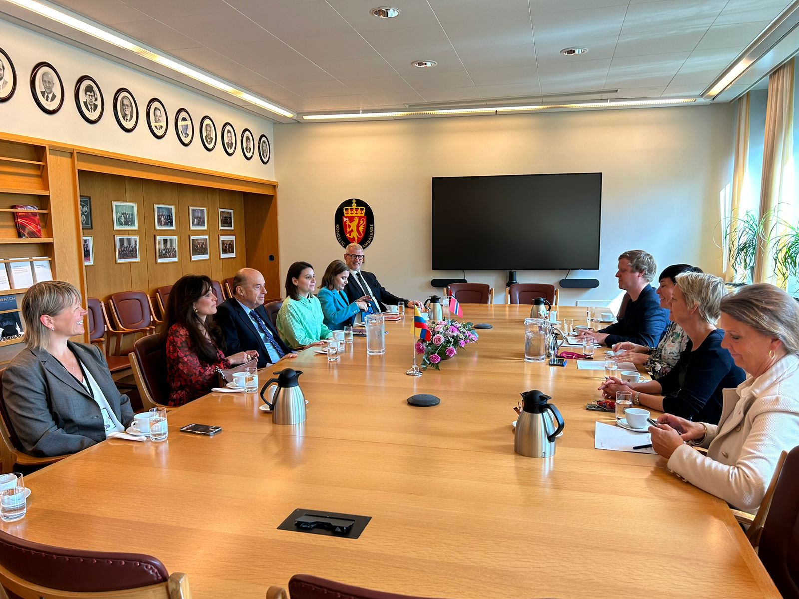 Encuentros con el Parlamento y la sociedad civil fueron el cierre de la visita del canciller Álvaro Leyva a Noruega