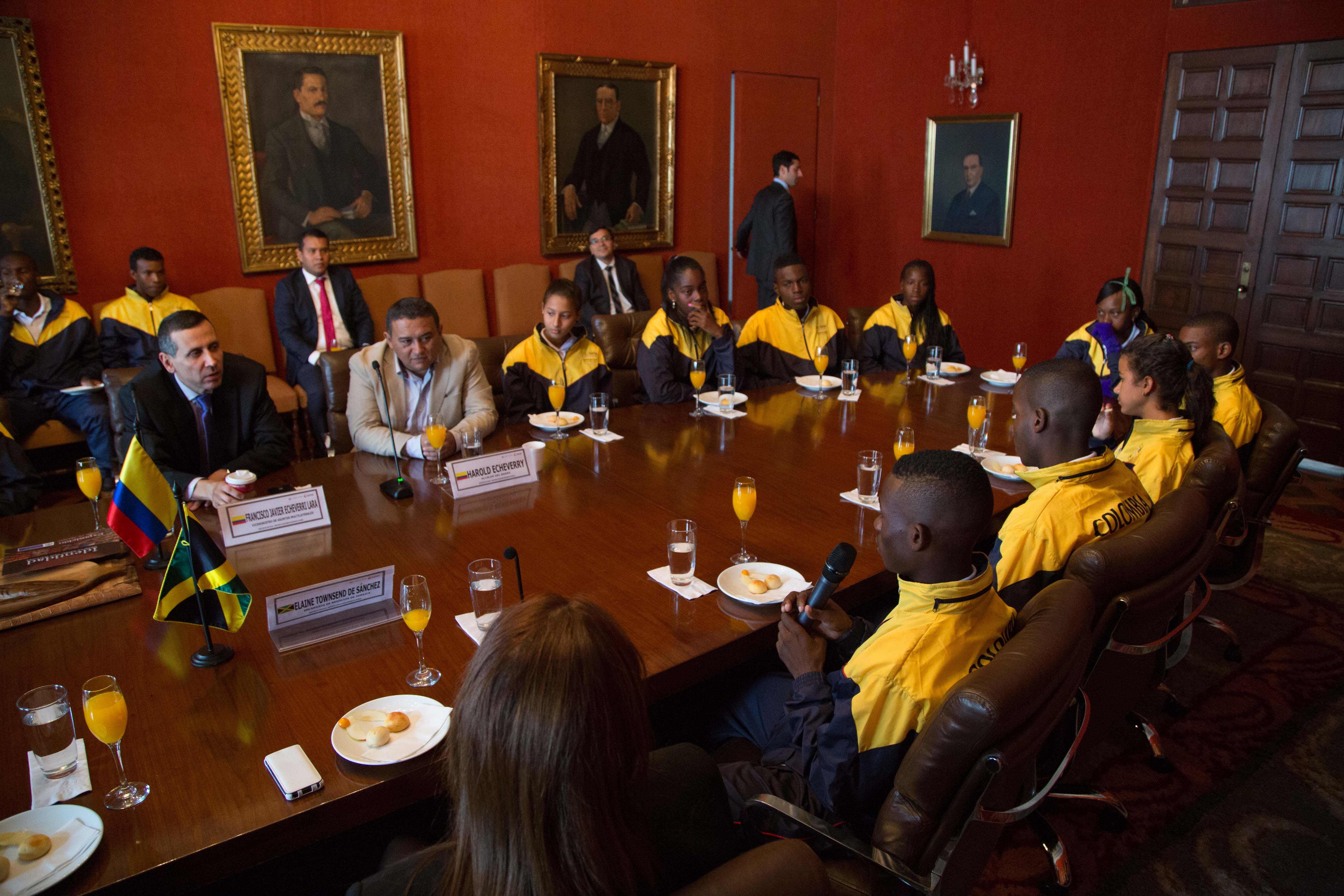 El Viceministro de Asuntos Multilaterales se reunió con los jóvenes que participarán en el próximo intercambio deportivo de atletismo en Jamaica