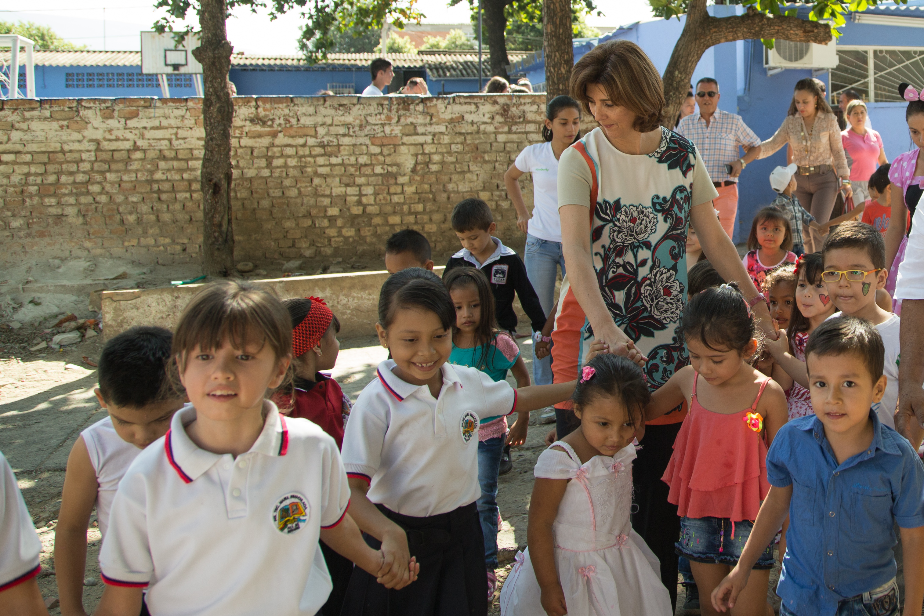 Niños del colegio Técnico María Inmaculada de Villa del Rosario en Norte de Santander Canciller Holguín por mejorar las instalaciones del centro educativo 