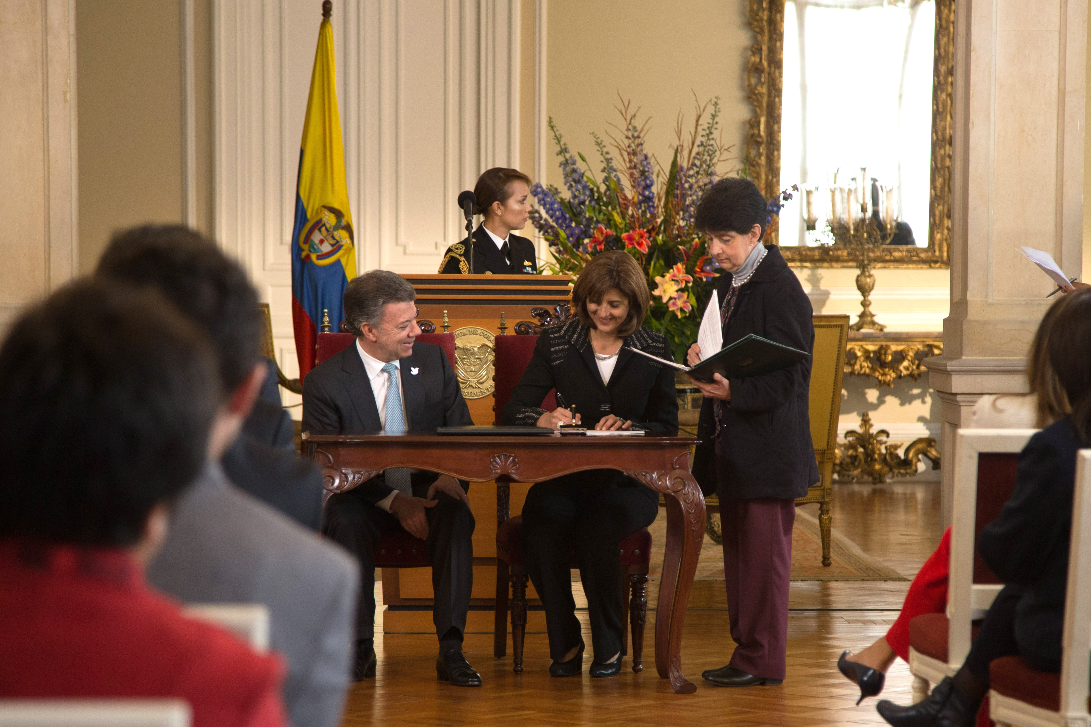 Ministra de Relaciones Exteriores firmó Ley Anticontrabando