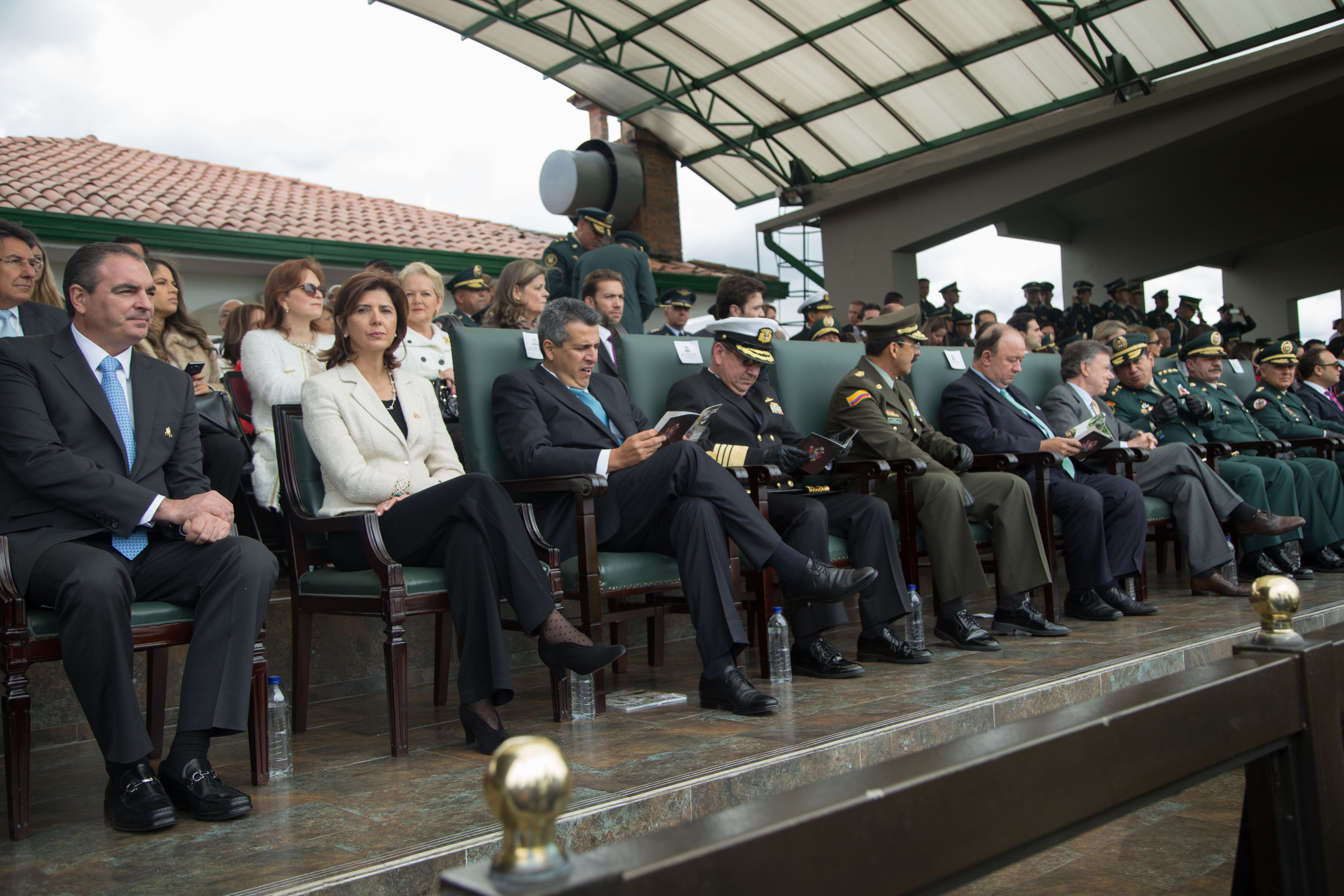 Canciller Holguín recibe la Orden al Mérito Militar “General José María Córdova”